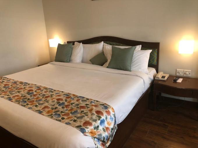 Hotel Crystal Palace Meerut Exterior foto